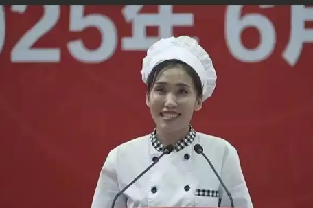 食堂阿姨脱稿演讲听哭毕业生 