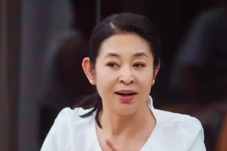 倪萍回应春晚读4张空白贺电