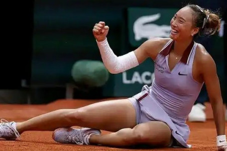 现场球迷合唱《日不落》送给郑钦文