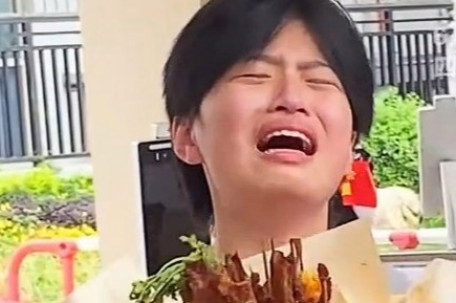 爸妈送烧烤花 高考女儿边哭边闻味