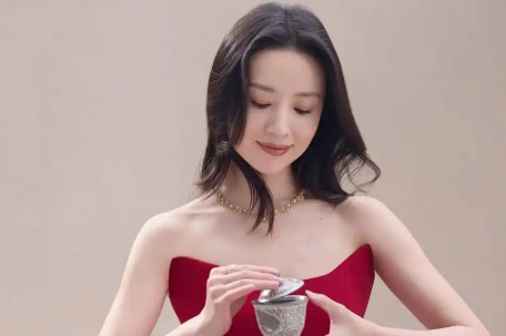 董洁在拍摄现场“偷吃”道具