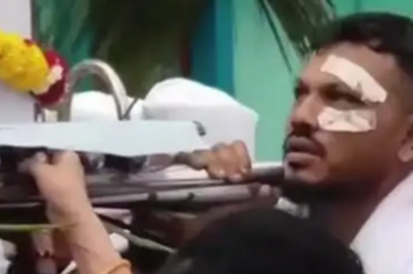 印空难幸存者出席兄弟葬礼 悲痛抬棺 