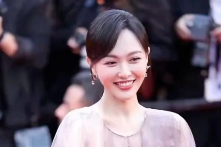 唐嫣戛纳红毯飞吻