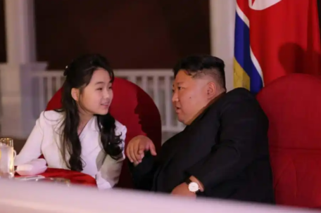 金正恩携女出席朝鲜驱逐舰下水仪式