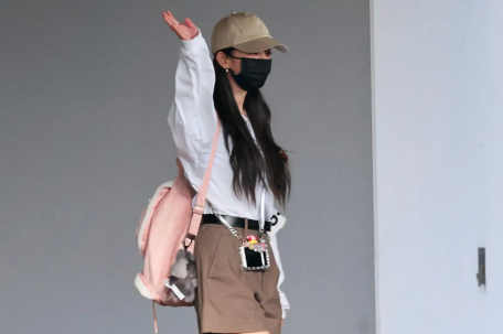 杨幂机场背LABUBU书包爆火出圈