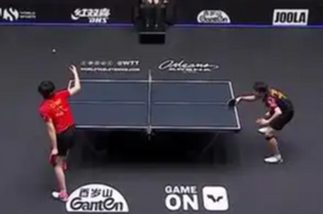 王楚钦赢球后击掌安慰对手