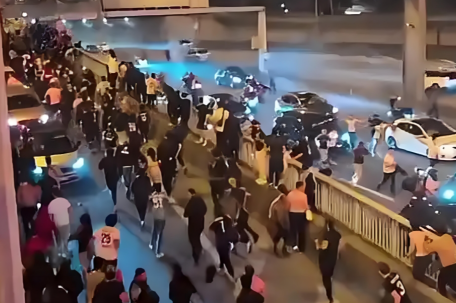 大巴黎夺冠后球迷与警方发生冲突