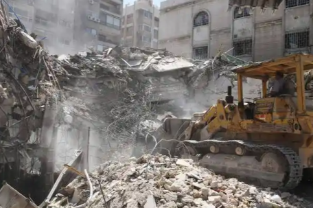 伊朗居民楼遭袭 废墟中散落儿童玩具