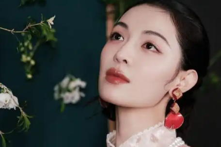 钟楚曦拎着荔枝走红毯 超绝松弛感