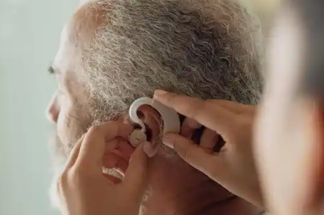 百元助听器正偷走1.2亿老人的听力