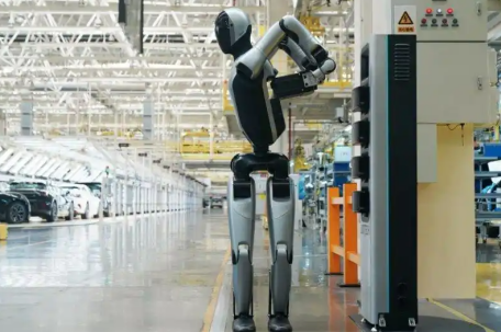 深圳机器人已经学会给自己换电池