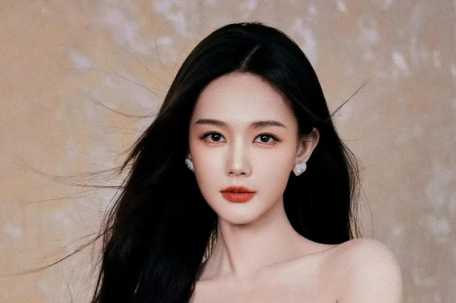 李一桐蓬蓬裙造型甜美动人 