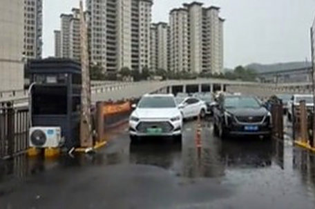 业主拒缴停车费致小区堵车9小时