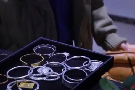 买金条应该去银行还是金店