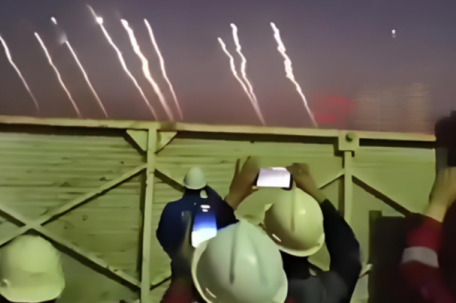 中国工人实拍伊朗导弹长途奔袭画面 