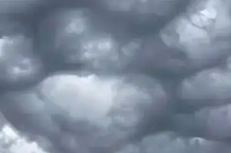 大连天空现“窟窿云” 