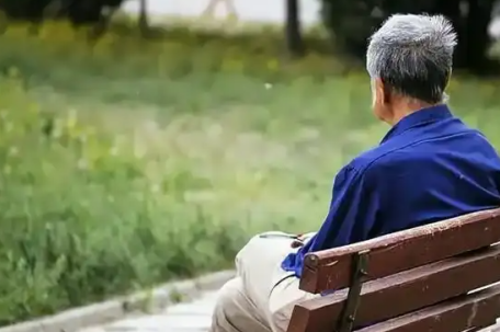 老人把女主播视频当表白每天苦等