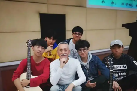 新华社追记音乐人陈彼得