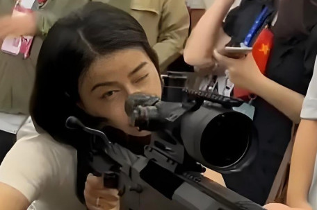 郭晶晶夫妇参观山东舰 体验枪械操作