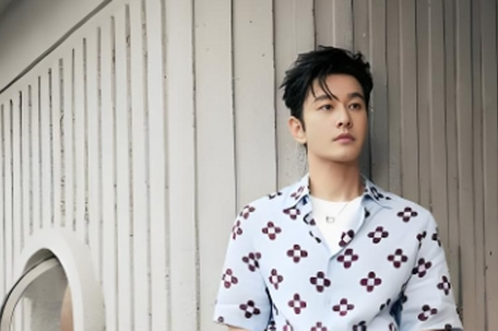 黄晓明戴LABUBU当裤链好时尚