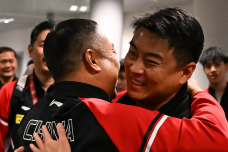 男单夺冠后刘国梁王皓相拥大笑