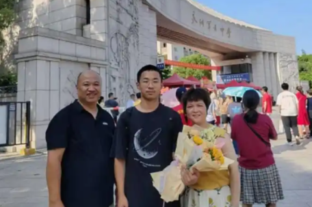 男孩高考696分 家里糖水店成网红店