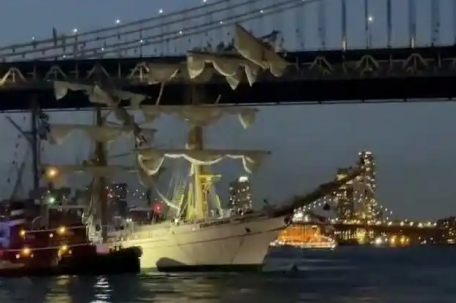 载277人墨西哥海军帆船在纽约撞桥