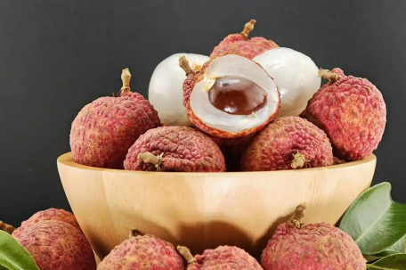 8岁男孩花1万多网购26箱荔枝