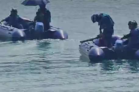 船只侧翻 知情人：劝乘客回舱时突发