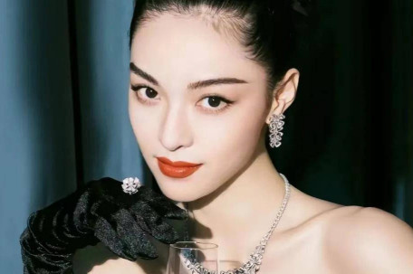 钟楚曦好像希腊神话里的海妖 