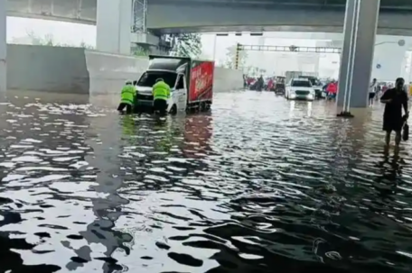 石家庄暴雨 街道成河