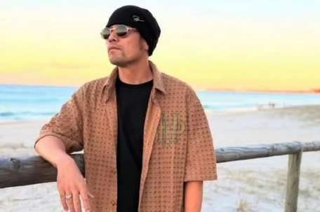 周杰伦患强直性脊柱炎 近照弯腰驼背