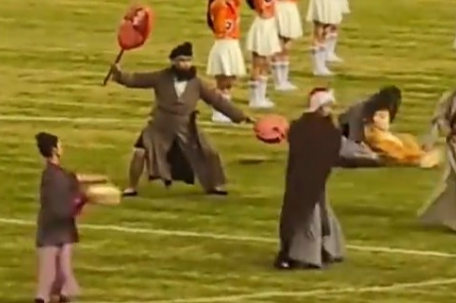 苏超武松在几万观众注视下认真打虎