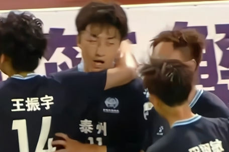 苏超泰州队员倒挂金钩破门