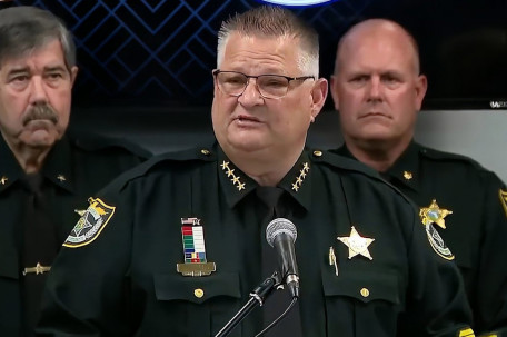 美国警长威胁抗议者：通知家人收尸 