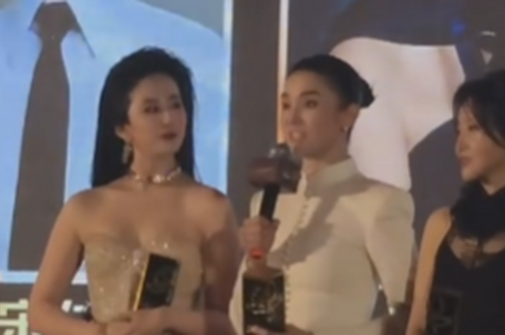 宋佳刘亦菲闫妮同框领奖