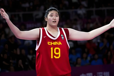 “女版姚明”张子宇国家队首秀轰18分