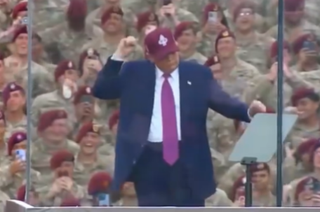 特朗普在美军基地起舞