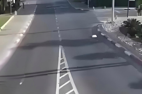 以街道：导弹碎片直击路面 腾起浓烟