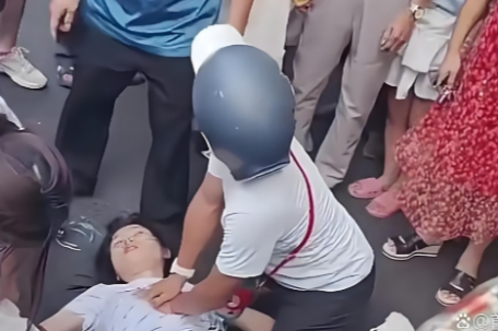 目击者回应男子心肺复苏被指袭胸