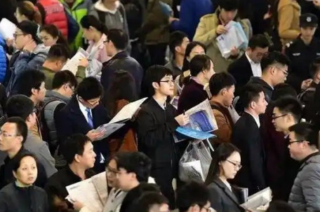“35岁职场门槛”正在松动