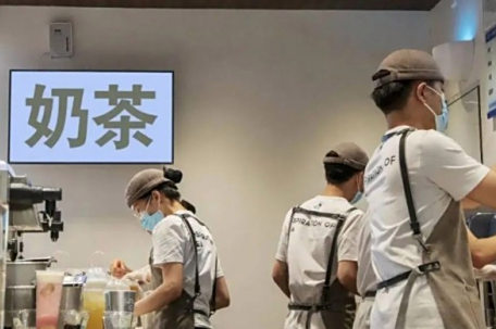 奶茶店忙到有啥给啥 订单撒满地