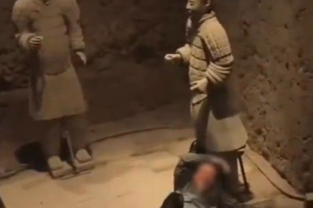 男子掉进兵马俑坑 疑砸坏多个兵马俑