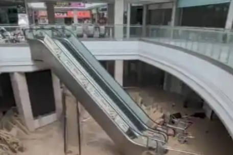 榕江最大商场被淹 老板：100万打水漂