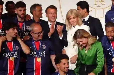 马克龙遭妻子打脸后公开秀恩爱