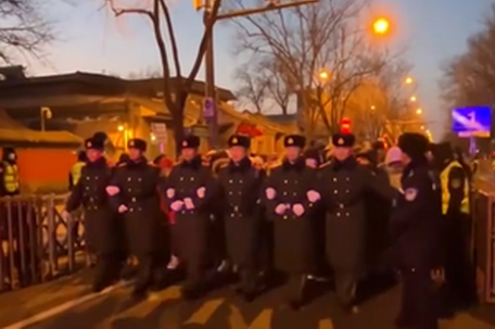 雍和宫现“抢头香”大场面