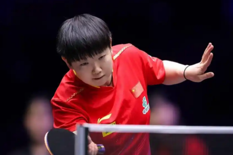 孙颖莎输球后身影落寞 独自收拾行李