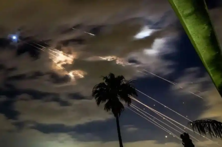 牛弹琴：以伊闹剧让全世界目瞪口呆