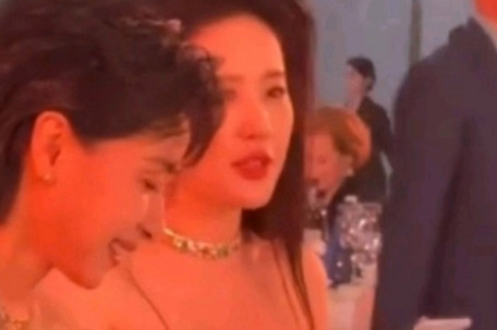 原来刘亦菲吃饭也是手机先吃