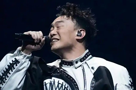陈奕迅演唱会上疑似被激光笔照射 